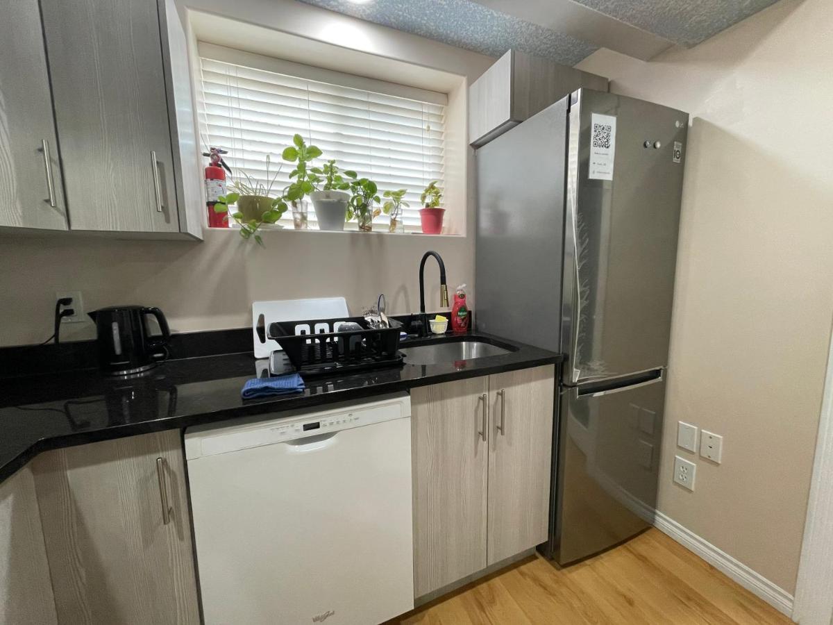Super Luxury & Cozy Lower Level Apartment In Nw Calgary, Ab Close To Banff Kültér fotó