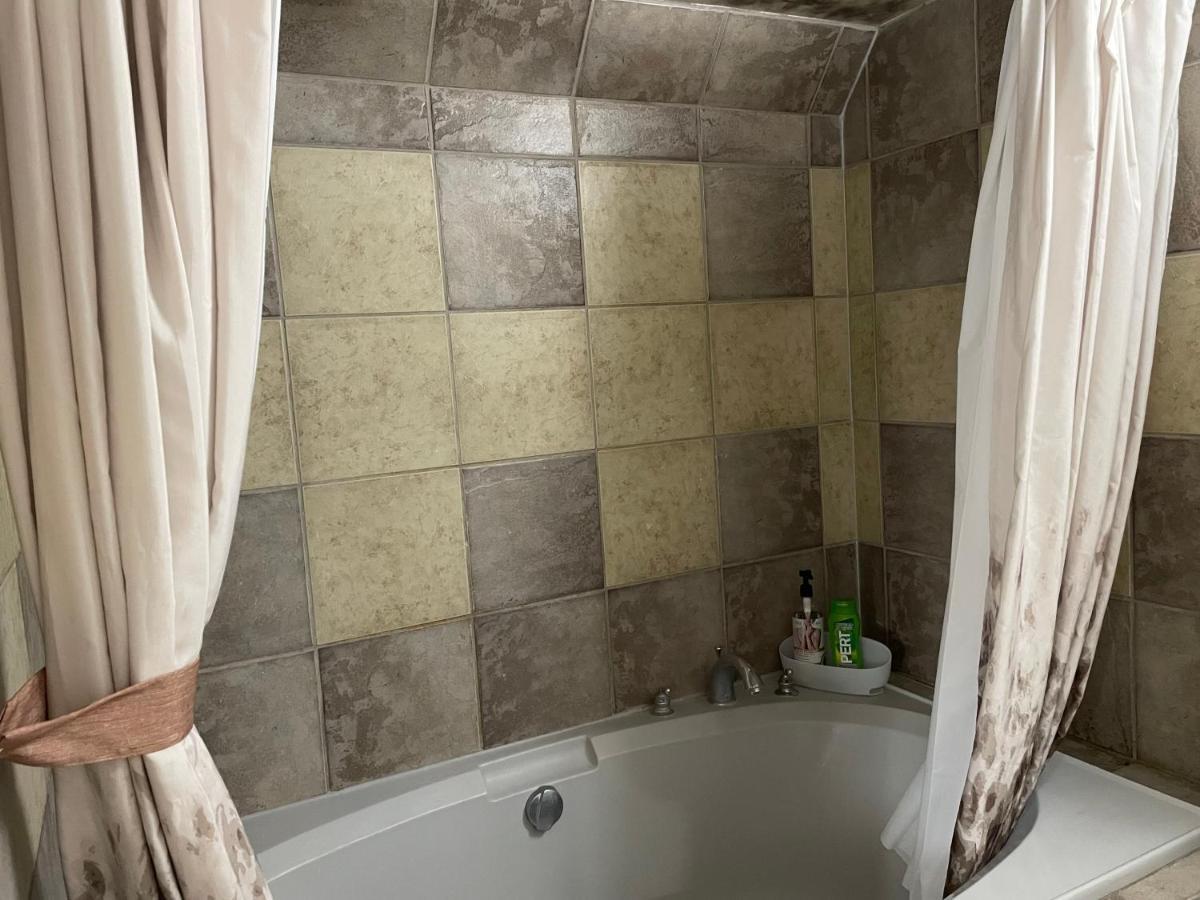 Super Luxury & Cozy Lower Level Apartment In Nw Calgary, Ab Close To Banff Kültér fotó